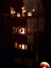 Wikingerregal bei Kerzenlicht